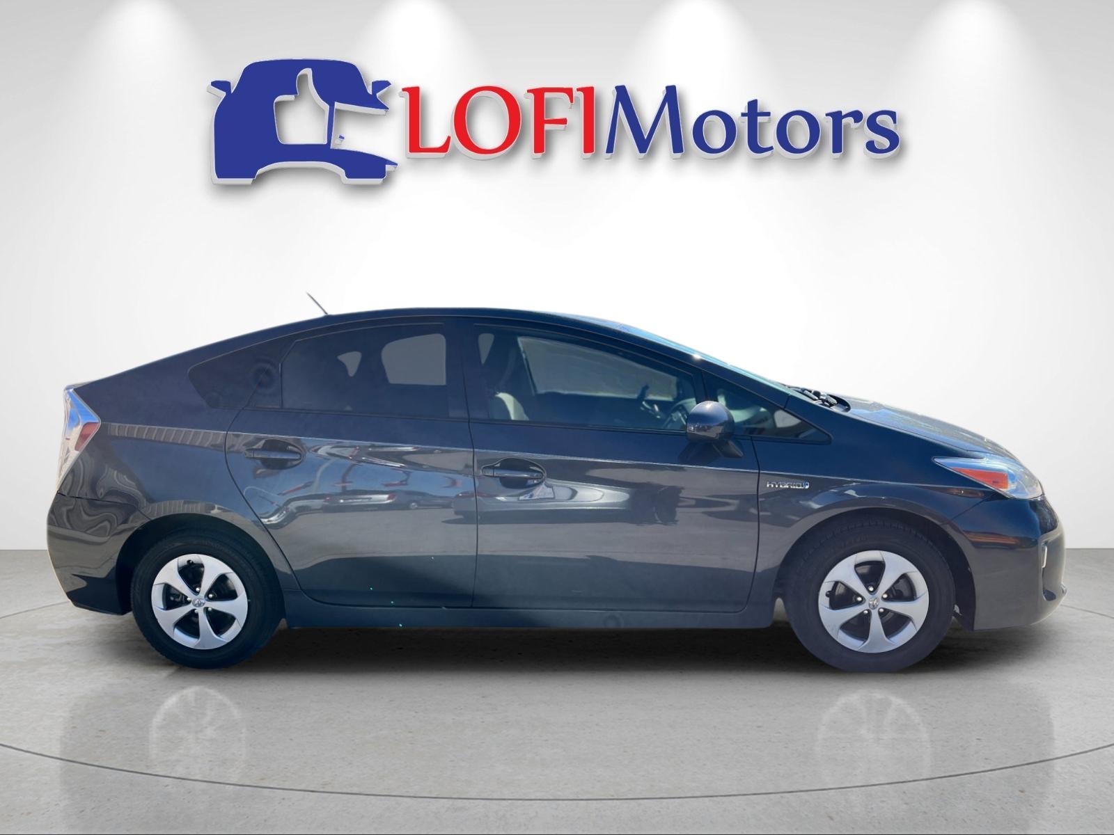 2014 Toyota Prius Four photo 2