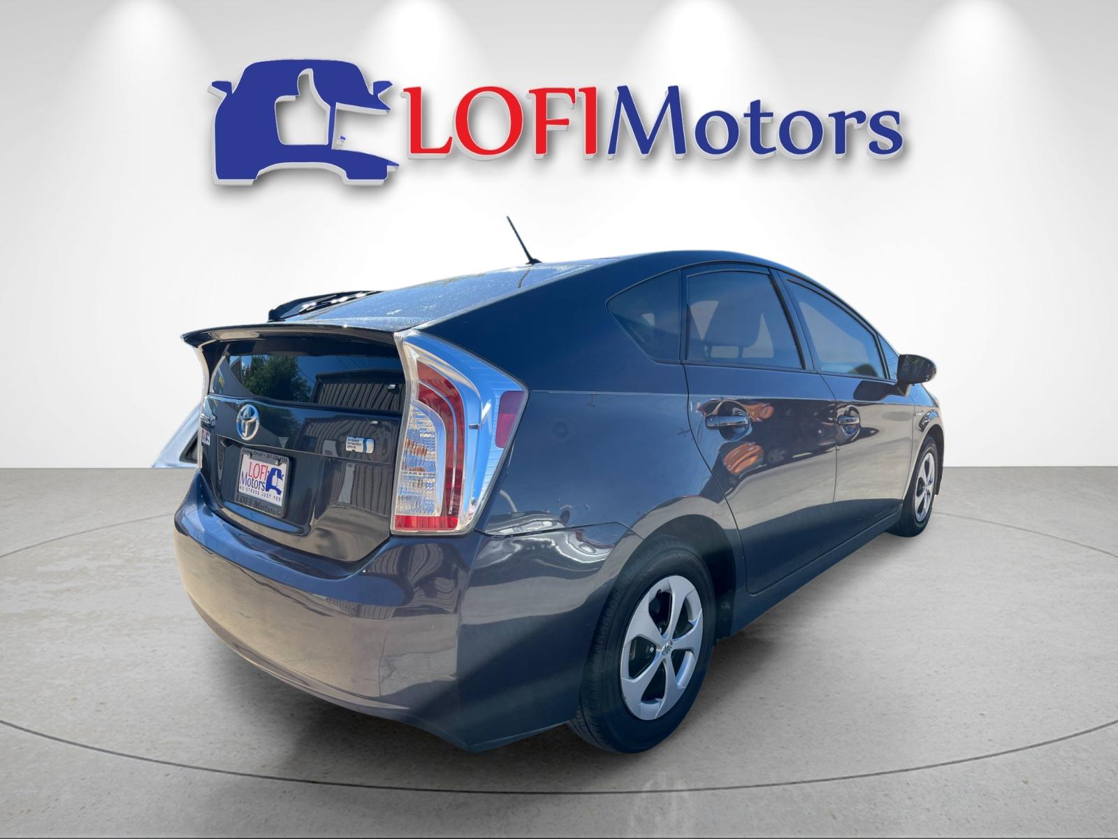 2014 Toyota Prius Four photo 3