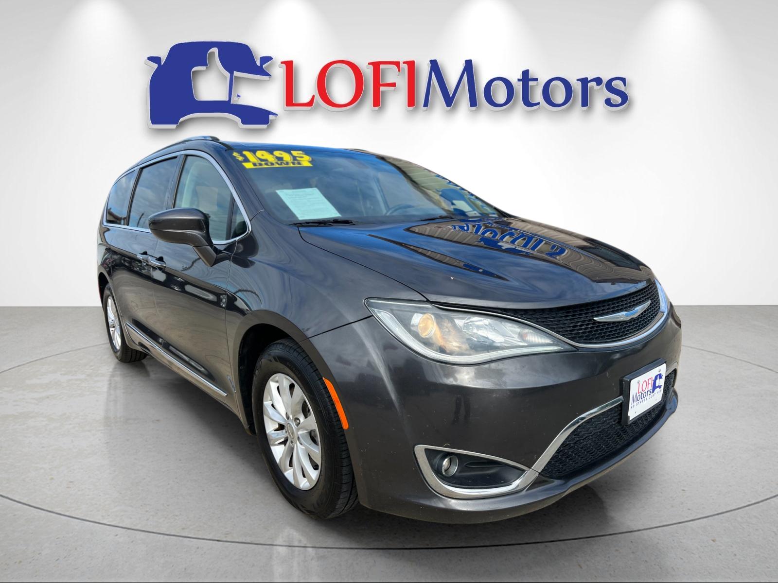 2018 Chrysler Pacifica Touring L's photo